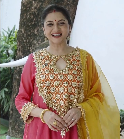 Bhagyashree advocates for eco-friendly Ganpathi this year with Gomay Ganesh