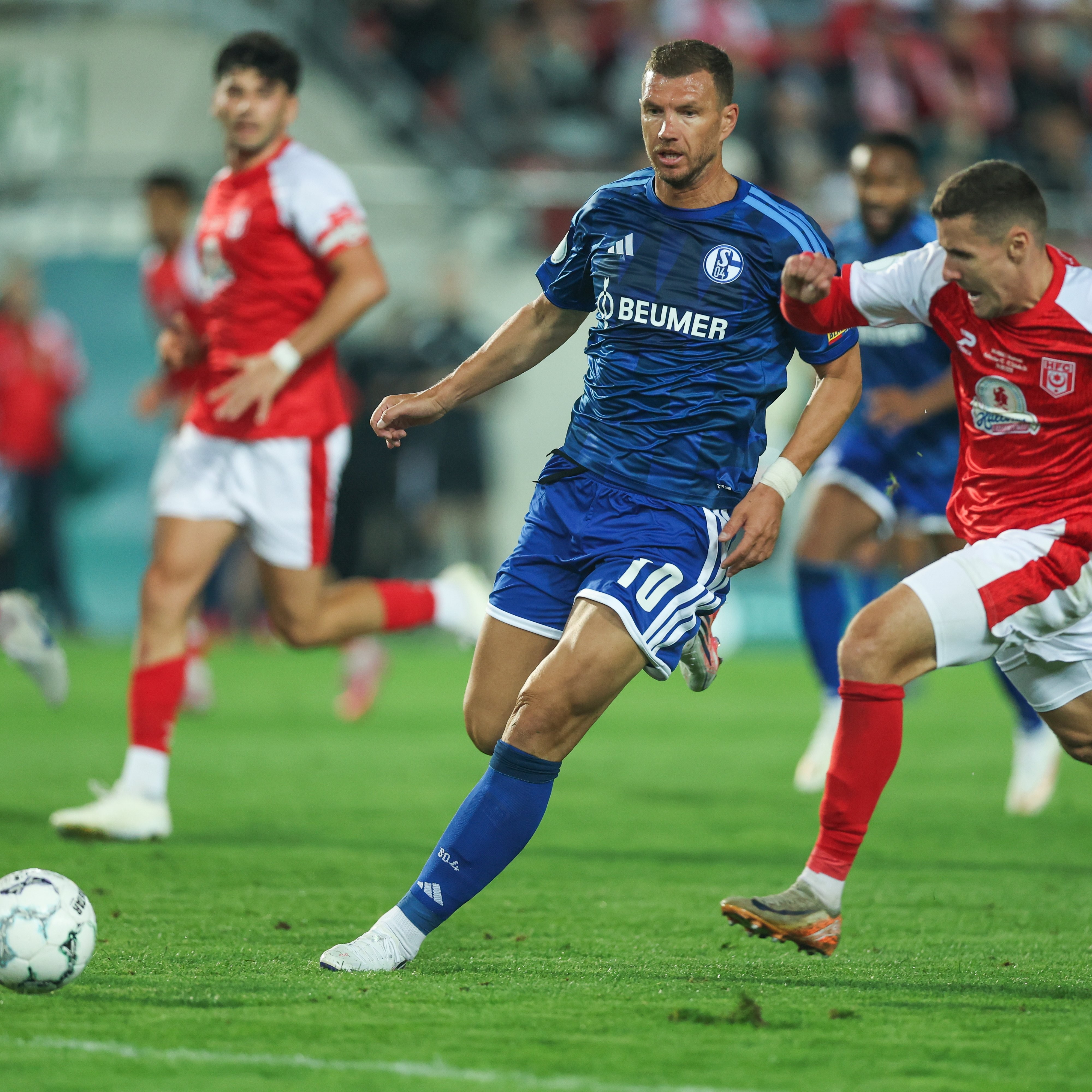 Schalke 04 beat Hallescher FC 5-2 as Edin Dzeko leads German Cup comeback