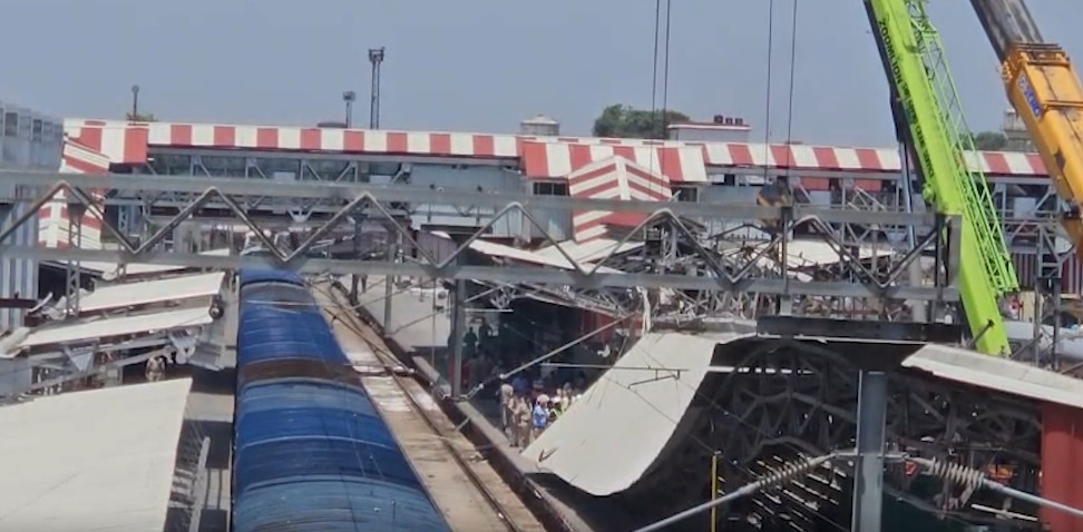 रेल्वे स्थानकाचे टीन शेड कोसळले; टीटीईसह २ प्रवासी गंभीर जखमी