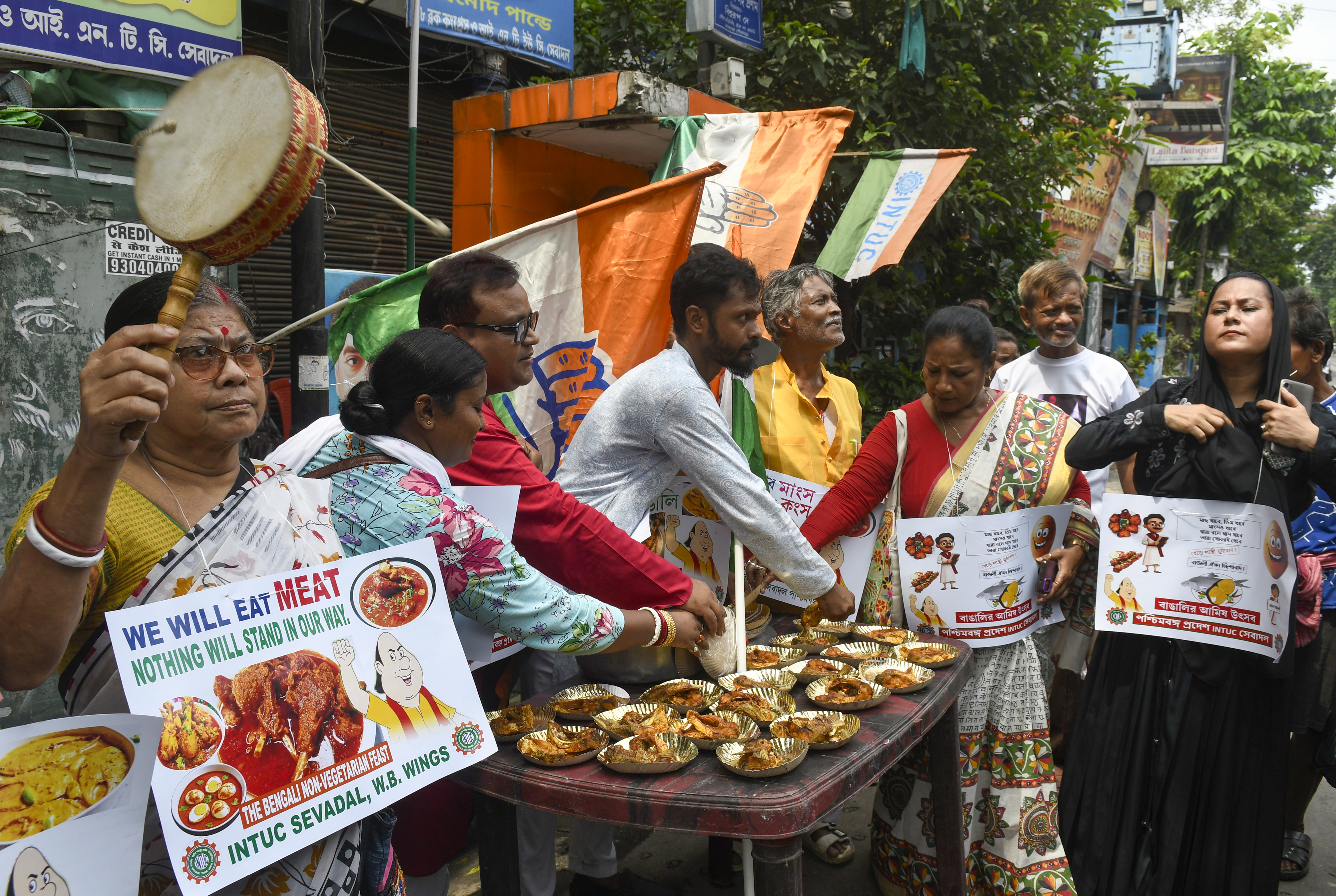 Congress, BJP workers fight in Kolkata over protests against controversial comments by religious guru