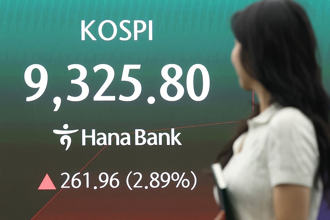 Seoul shares up 2.1 pc on bargain hunting
