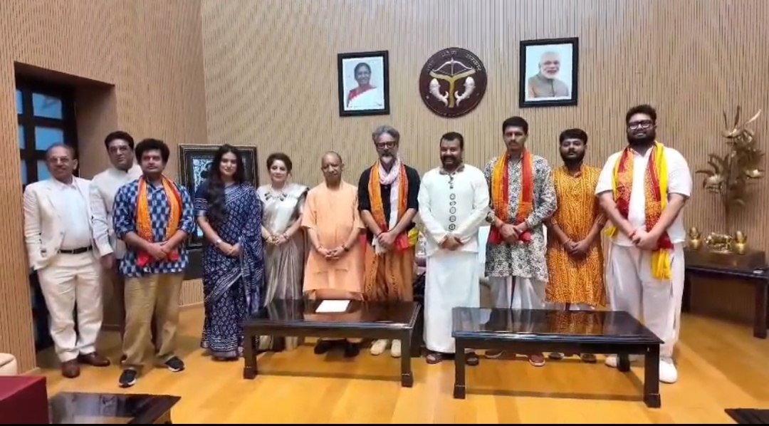 मुख्यमंत्री योगी से मिली ‘हनुमान अंश' की टीम, गुरु गोरक्षनाथ के प्रसंग पर हुई चर्चा